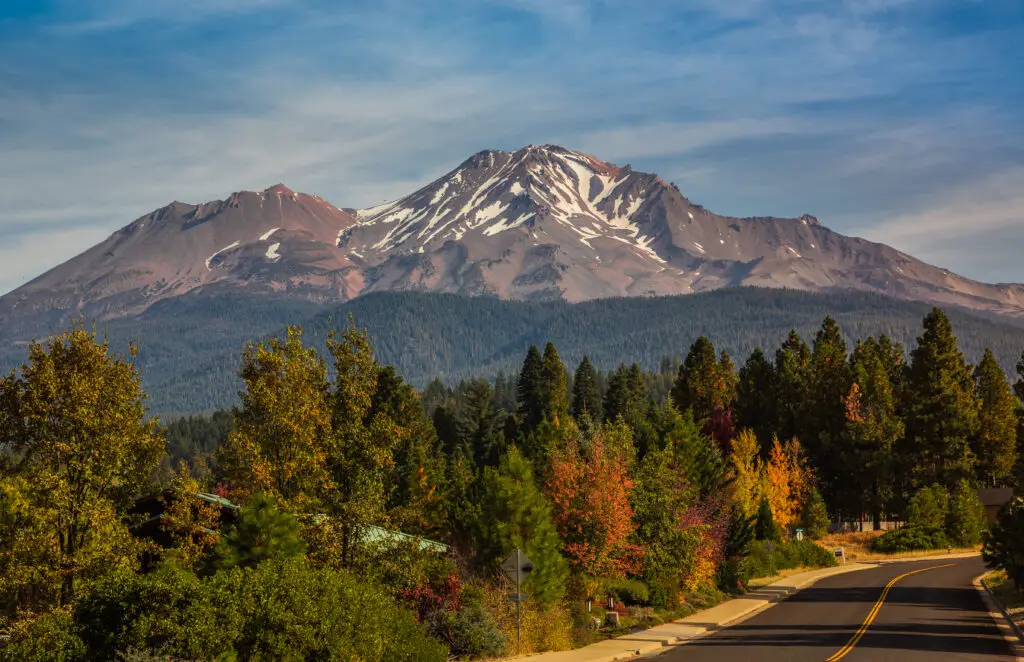 road through mt shasta in northern california 2026 04 14 00 08 07